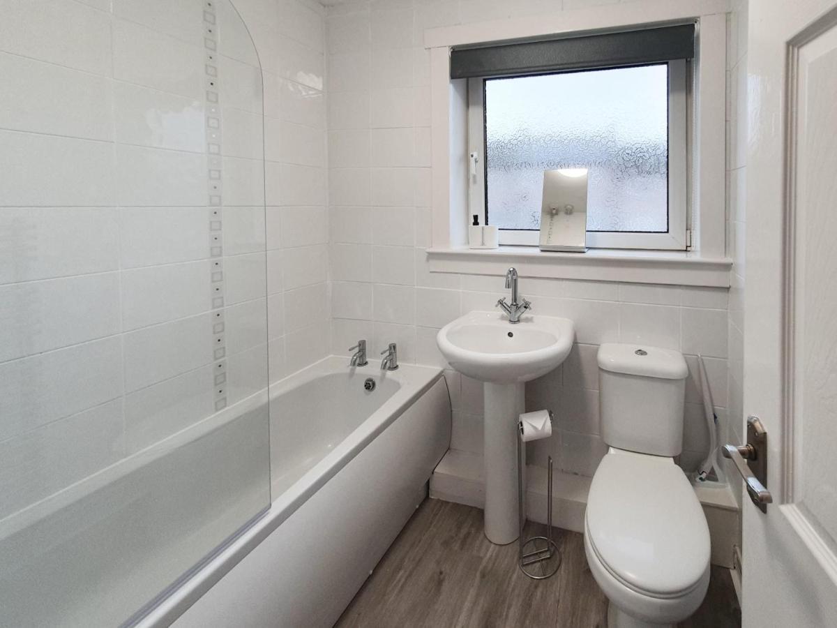 3 Bedroom House Amazon M90 Dunfermline Edinburgh Exteriér fotografie